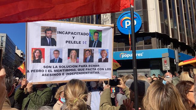Un cartel contra Pablo Casado, presidente del PP.