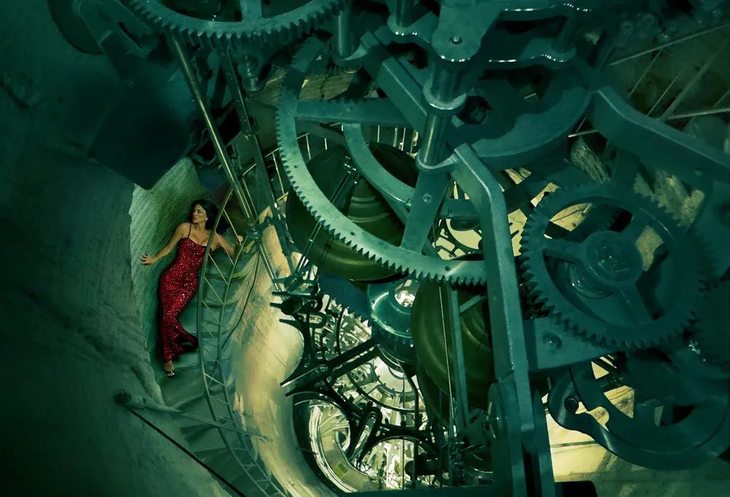 La esposa de Jeff Bezos, Lauren Sánchez, posando sobre el La esposa de Jeff Bezos, Lauren Sánchez, posando sobre el