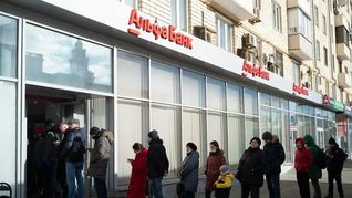 Largas filas en los bancos en Moscú para retirar depósitos.