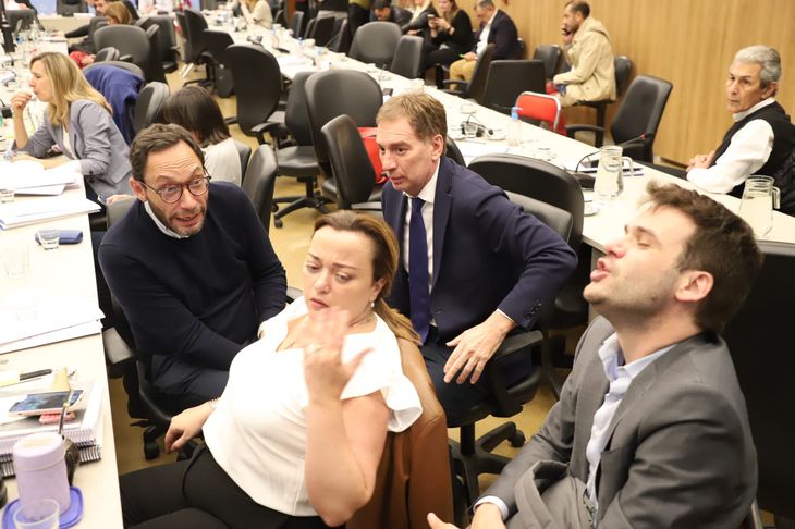 Diputados de tres bloques expresan cansancio y calor: las sesiones de debate de la ley Ómnibus y la ley Bases, entre enero y abril, ingresaron en los podios de las más extensas. Diputados de tres bloques expresan cansancio y calor: las sesiones de debate de la ley Ómnibus y la ley Bases, entre enero y abril, ingresaron en los podios de las más extensas.