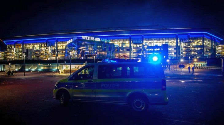 Un auto de policía estacionado en las afueras del Veltins Arena, el estadio de Schalke 04 donde ocurrió el hecho.