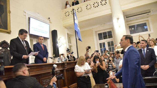 El gobernador de Corrientes, Gustavo Valdés, juró esta semana como senador provincial.