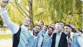 Juegos. Mauricio Macri recibió ayer en la residencia de Olivos a la delegación argentina que logró el primer puesto del medallero en los recientes Juegos Suramericanos de Playa.