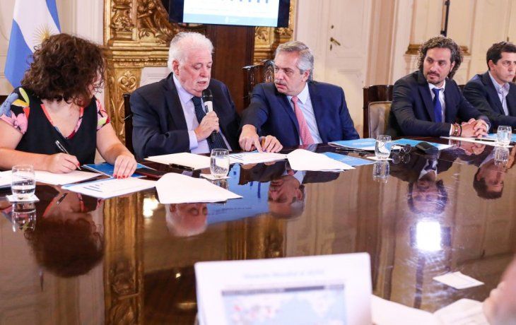 El Presidente y su Gabinete debaten la situación del país ante el coronavirus.
