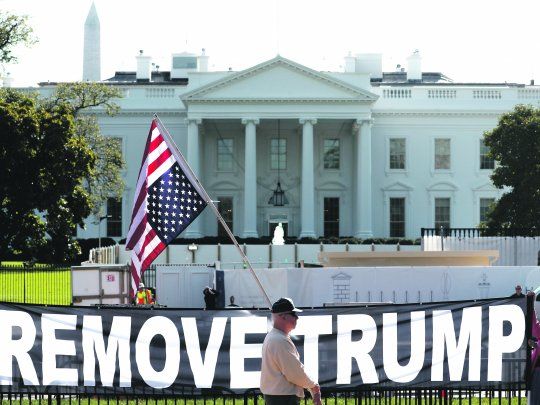 Destituci&oacute;n. &ldquo;Saquen a Trump&rdquo; se ley&oacute; ayer frente a la Casa Blanca durante una protesta a favor del impeachment contra el magnate.