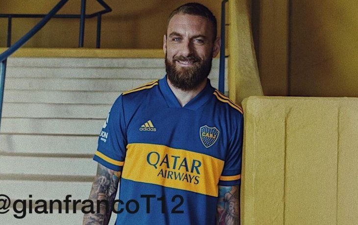 De Rossi luce la nueva camsieta de Boca.