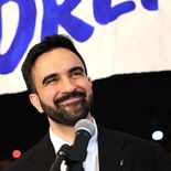 Mamdani nació en Uganda, pero fue criado en Queens. Mamdani nació en Uganda, pero fue criado en Queens.