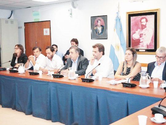 Negativa. Maximiliano Ferraro (Coalici&oacute;n C&iacute;vica), Mario Negri (Uni&oacute;n C&iacute;vica Radical) y Cristian Ritondo (reapareci&oacute; por la C&aacute;mara baja) anoche junto a los legisladores de Juntos por el Cambio. Escuchar&aacute;n al ministro de Econom&iacute;a, Mart&iacute;n Guzm&aacute;n, y dar&aacute;n luego una conferencia de prensa. El macrismo no hablar&aacute; en el recinto.