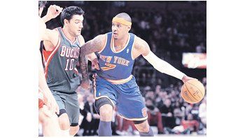 Delfino marca a Carmelo Anthony, la nueva estrella que esperanza a los Knicks.