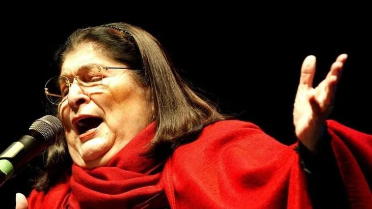 Mercedes Sosa fue detenida en medio de un recital en La Plata y obligada a exiliarse. Su regreso, en 1982, aun durante la dictadura, fue señal de que algo empezaba a resquebrajarse en el régimen