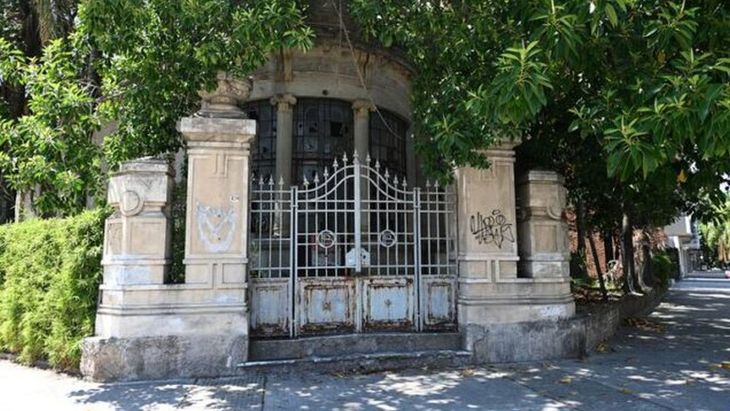 El inmueble está ubicado en la calle José Cantilo 450. El inmueble está ubicado en la calle José Cantilo 450.