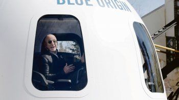A LA CABEZA. Jeff Bezos, fundador de Amazon y dueño de una fortuna personal de 200.000 millones de dólares, se lanzará mañana al espacio en su propia nave.