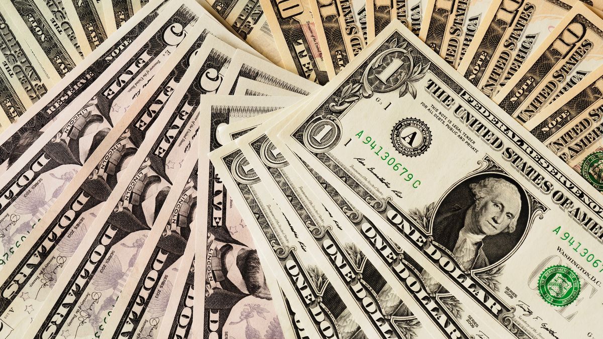 The dollar chained its third consecutive day on the rise