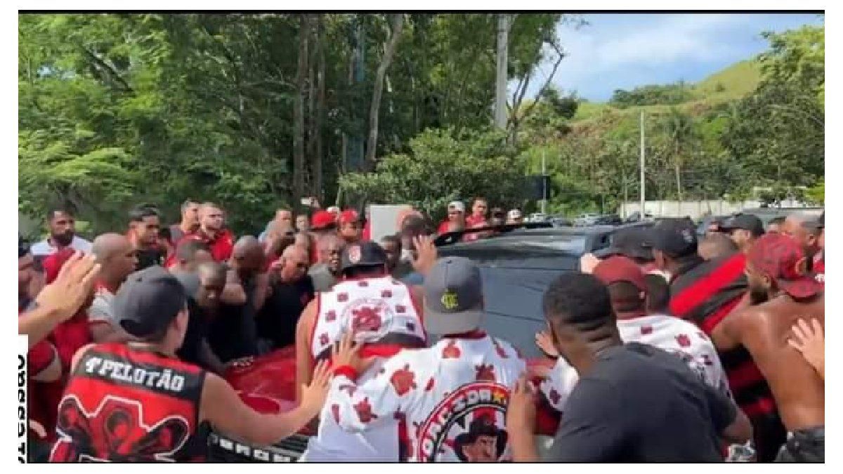 Flamengo, in crisis: fans crossed and threatened the players before training