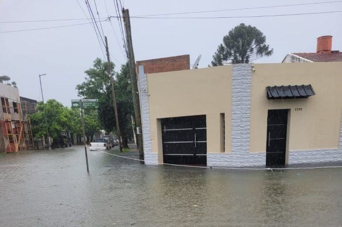 Autoridades indicaron que las inundaciones surgen como producto del desborde del Riachuelo.