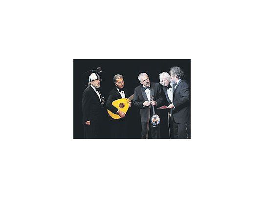 Marcos Mundstock, Jorge Maronna, Daniel Rabinovich, Carlos López Puccio y CarlosNúñez Cortés en una escena de «Lutherapia», su nuevo espectáculo.