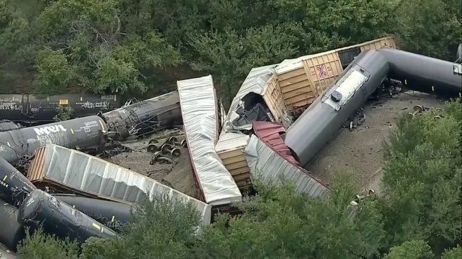 Imágenes de los vagones del tren apilados tras el accidente.