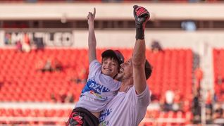 Rodrigo Rey, arquero de Independiente, junto a su hijo.