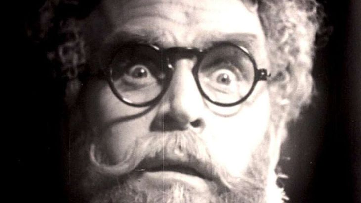 El Dr. Meirschultz de la película “Maniac” de 1934. El primer científico loco en usar anteojos -el parecido a las lentes de J.M., no es pura casualidad- y un guardapolvo blanco. El Dr. Meirschultz de la película “Maniac” de 1934. El primer científico loco en usar anteojos -el parecido a las lentes de J.M., no es pura casualidad- y un guardapolvo blanco.