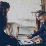Una pareja concretó el sueño del hogar propio. UN punto central es la relación entre ingresos y cuota. Señaló que el desafío no es solo acceder al crédito, sino sostenerlo en el tiempo Una pareja concretó el sueño del hogar propio. UN punto central es la relación entre ingresos y cuota. Señaló que el desafío no es solo acceder al crédito, sino sostenerlo en el tiempo