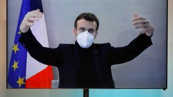 POSITIVO. El presidente Emmanuel Macron informó ayer a través de una videoconferencia que tiene nuevo coronavirus. El mandatario se habría contagiado en la cumbre de Bruselas realizada hace una semana, de acuerdo con fuentes gubernamentales. Macron dijo tener solo “síntomas leves”.