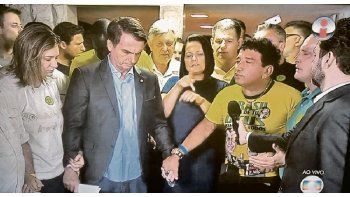 ámbito.com | INÉDITA. Jair Bolsonaro y el pasor Magno Malta rezando tras el triunfo electoral del domingo.