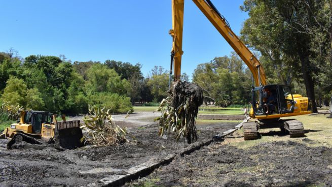 Remoción de lodo sedimentado en el parque Rivera, Montevideo.