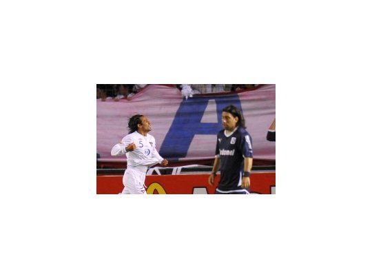 Paul Ambrossi festeja su gol mientras que Lucas Marque mira desconsolado al suelo.