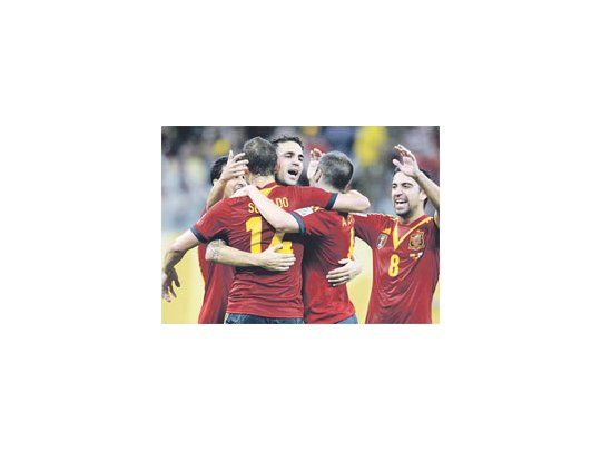 Todos se abrazan con Soldado, autor del segundo gol de España. Pese al poco margen que dio el resultado, el seleccionado europeo superó claramente a Uruguay.