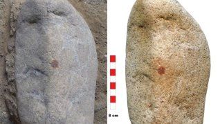 Así luce la piedra donde quedó impresa la huella humana más antigua jamás registrada.