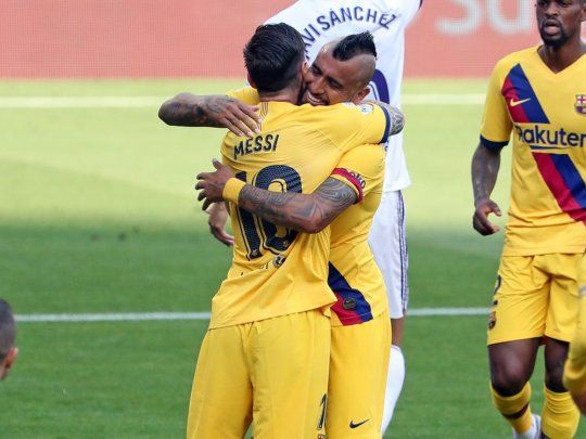 Messi asistió y Vidal anotó. Barcelona sigue en la lucha por el título.