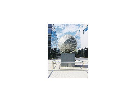 «El sueño de la esfera», una de las intervenciones urbanas de Eduardo Pla, un artista que en sus 40 años en el arte desplegó distintos medios y lenguajes y fue pionero en el arte digital de nuestro país.