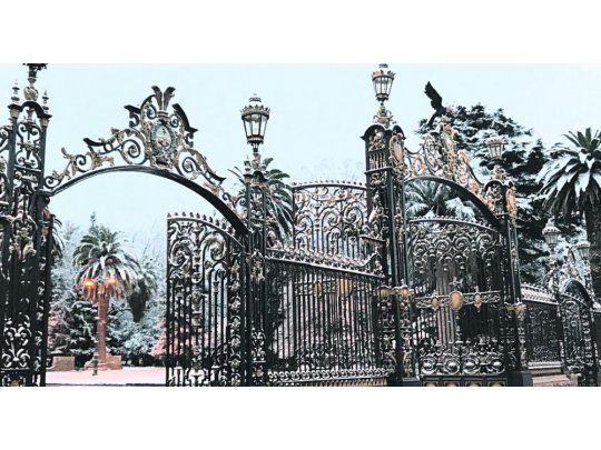 De blanco. Después de cuatro años volvió a nevar en la ciudad de Mendoza. El Parque San Martín fue uno de los puntos de encuentro donde los vecinos disfrutaron del fenómeno que no se daba desde julio de 2013.