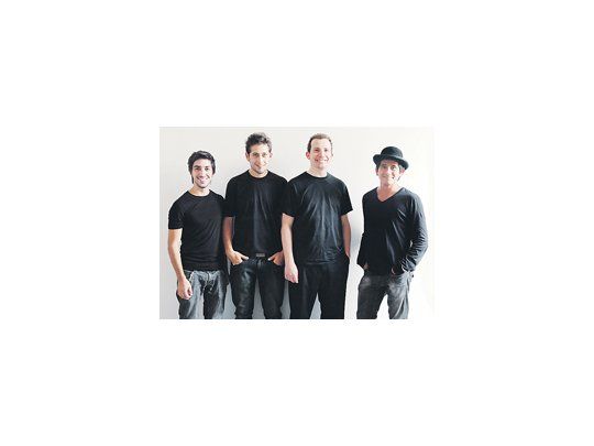 El director Osqui Guzmán (der.) y los tres magos protagonistas de «El centésimo mono»: Marcelo Goobar, Pablo Kusnetzoff y Emanuel Zaldua.