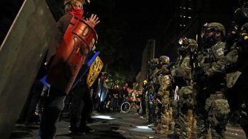 TENSIÓN. Manifestantes desafían el despliegue en Portland, estado de Oregon. El republicano muchas veces se ha referido al movimiento de protesta como “terroristas”.&nbsp;