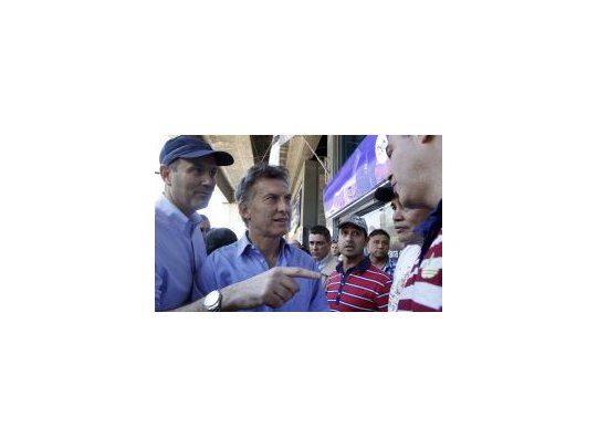 El jefe de Gobierno porteño, Mauricio Macri, inauguró hoy oficialmente una sucursal del Banco Ciudad en el barrio Los Piletones de Villa Soldati, la primera del país que funcionará con todos los servicios en un barrio de emergencia.
