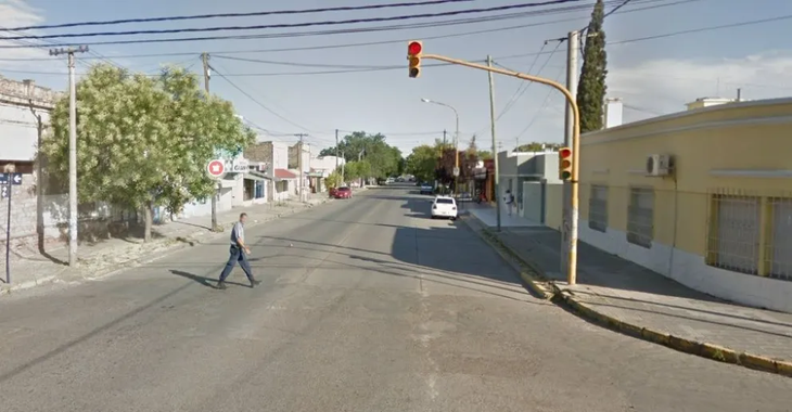La familia del hombre de 73 años atropellado el pasado miércoles en la intersección de Bernal y bulevar Ayacucho, en el barrio Sargento Cabral, recibió una respuesta por parte del dueño del taxi involucrado en el hecho. La familia del hombre de 73 años atropellado el pasado miércoles en la intersección de Bernal y bulevar Ayacucho, en el barrio Sargento Cabral, recibió una respuesta por parte del dueño del taxi involucrado en el hecho.