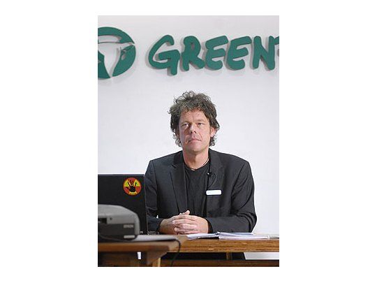 Sven Teske, director de la Campaña de Energías Renovables de Greenpeace, en la presentación que hizo en la sede local de la organización ecologista.