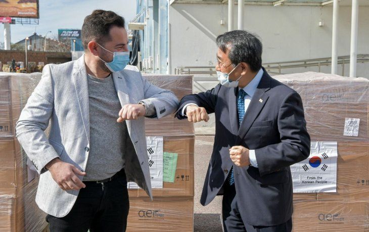 Coronavirus: el saludo tras la donaci&oacute;n de Barbijos por parte de la Rep&uacute;blica de Corea al Ministerio de Salud.&nbsp;
