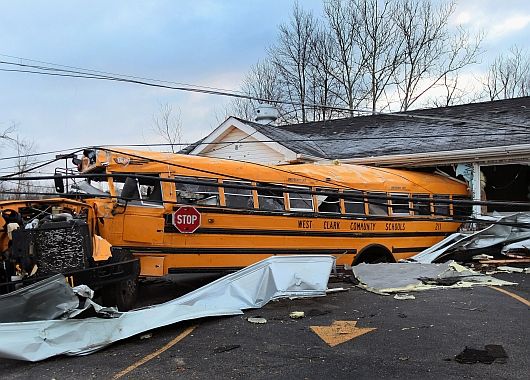 Tornados en EEUU dejan ya 35 muertos y hacen desaparecer un pequeño puebloTornados en EEUU dejan ya 27 muertos y hacen desaparecer un pequeño pueblo (foto 5)