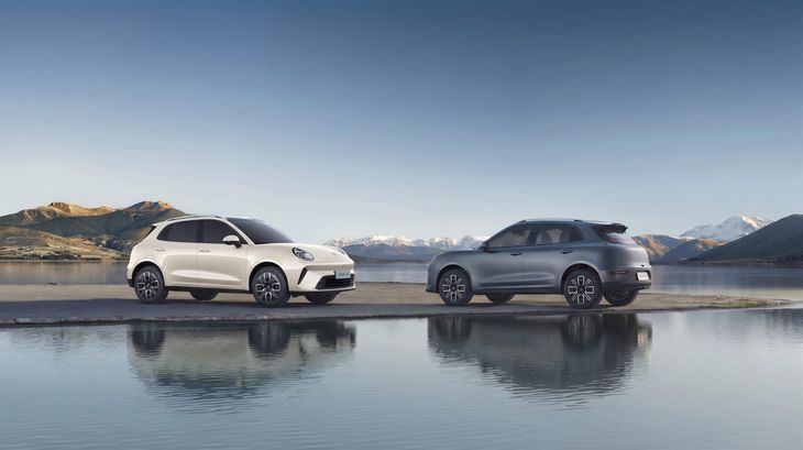 En el exterior, el Ora 5 HEV se diferencia por sus líneas modernas y detalles como los faros LED con diseño tipo “gota de agua”, techo panorámico de gran tamaño y portón trasero eléctrico. En el exterior, el Ora 5 HEV se diferencia por sus líneas modernas y detalles como los faros LED con diseño tipo “gota de agua”, techo panorámico de gran tamaño y portón trasero eléctrico.