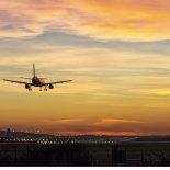 La FAA también planea eximir de estos recortes a los vuelos internacionales. La FAA también planea eximir de estos recortes a los vuelos internacionales.