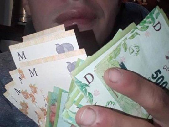 El detenido subió a Facebook una foto con el dinero robado.