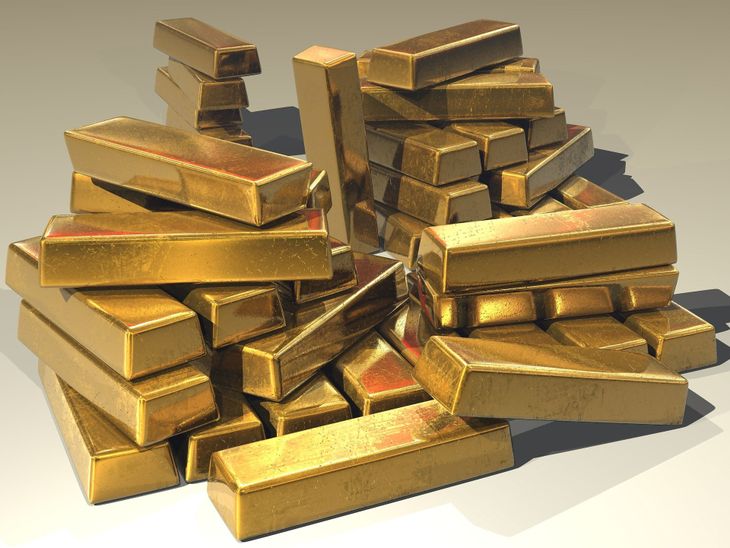 &nbsp;Los precios del oro caían el lunes, arrastrados por el avance del rendimiento de la deuda estadounidense