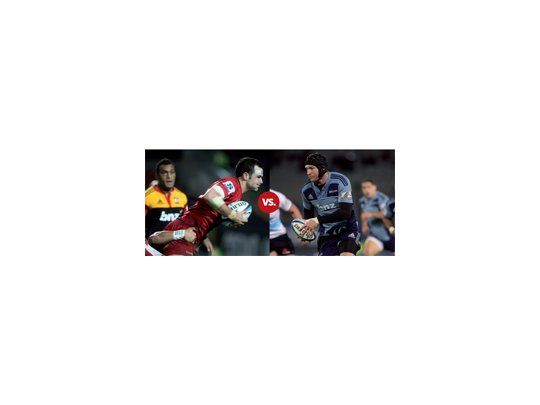 Choque de planetas I. Jono Lance, de los Reds, y Ali Williams, de los Blues, se verán las caras el próximo sábado en una de las semifinales del campeonato.