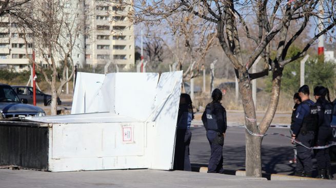 El puesto de diarios caído se cobró la vida de una persona.