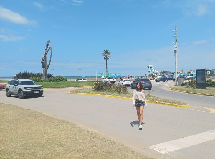 Rotonda de acceso al frente marítimo de Pinamar, en la intersección de Avenida Bunge y Avenida del Mar, una de las zonas más transitadas del balneario, donde la actividad turística se mantiene alta y se espera alta ocupación en febrero Rotonda de acceso al frente marítimo de Pinamar, en la intersección de Avenida Bunge y Avenida del Mar, una de las zonas más transitadas del balneario, donde la actividad turística se mantiene alta y se espera alta ocupación en febrero