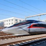 El CR450 fue presentado en Beijing y se posiciona como el tren comercial más veloz del mundo. El CR450 fue presentado en Beijing y se posiciona como el tren comercial más veloz del mundo.