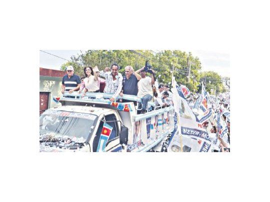 Daniel Scioli llevó ayer su campaña al norte del país y estuvo, entre otras provincias, en una caravana en Santiago del Estero, provincia gobernada por el matrimonio Zamora.