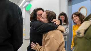 La joven israelí-uruguaya se reunió con su familia tras su liberación.